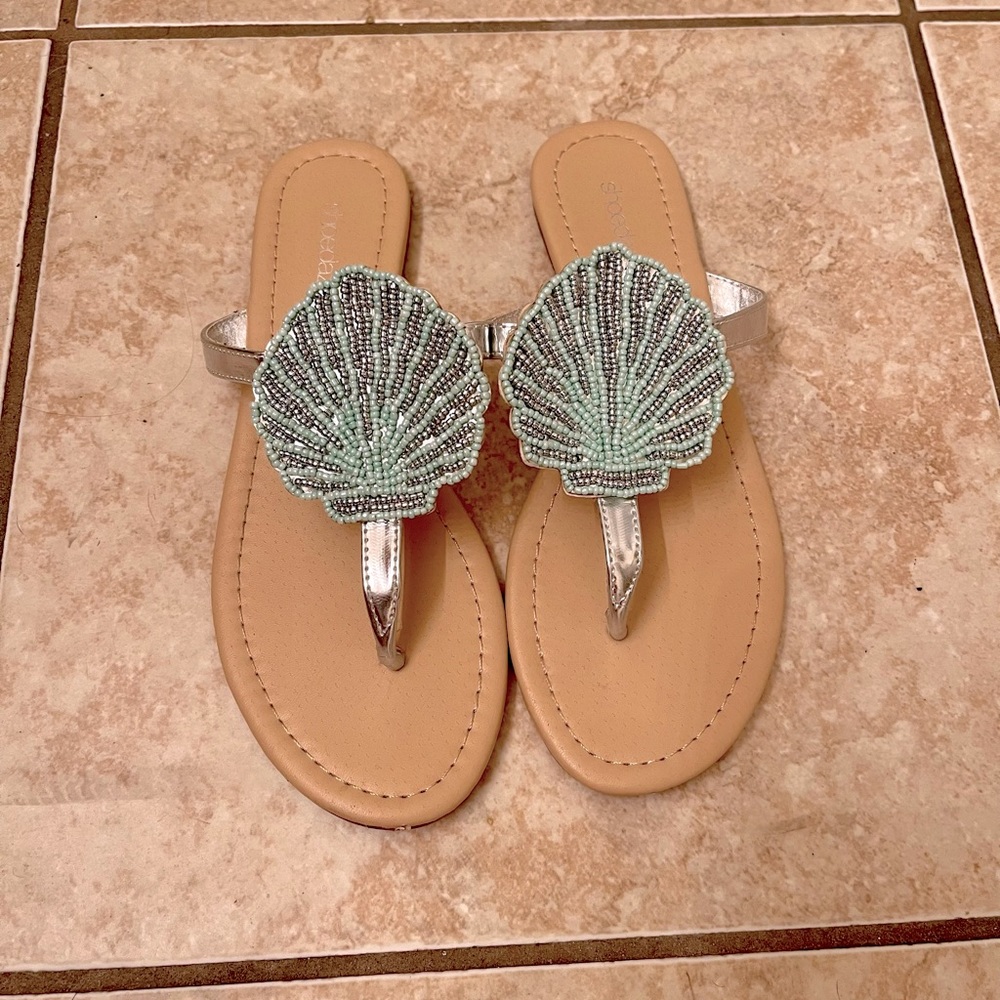 Shoe Dazzle Marnie seashell beaded sandal size 6.5
